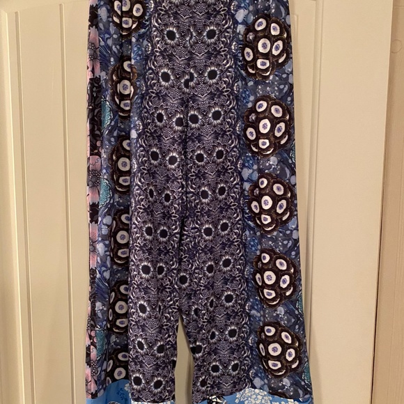 Bianca Nygard Tank to and Capri set - Picture 4 of 6